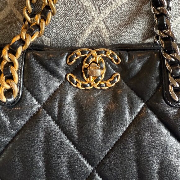 Chanel 19 shopping bag black quilted lambskin leather tote - Picture 9 of 16